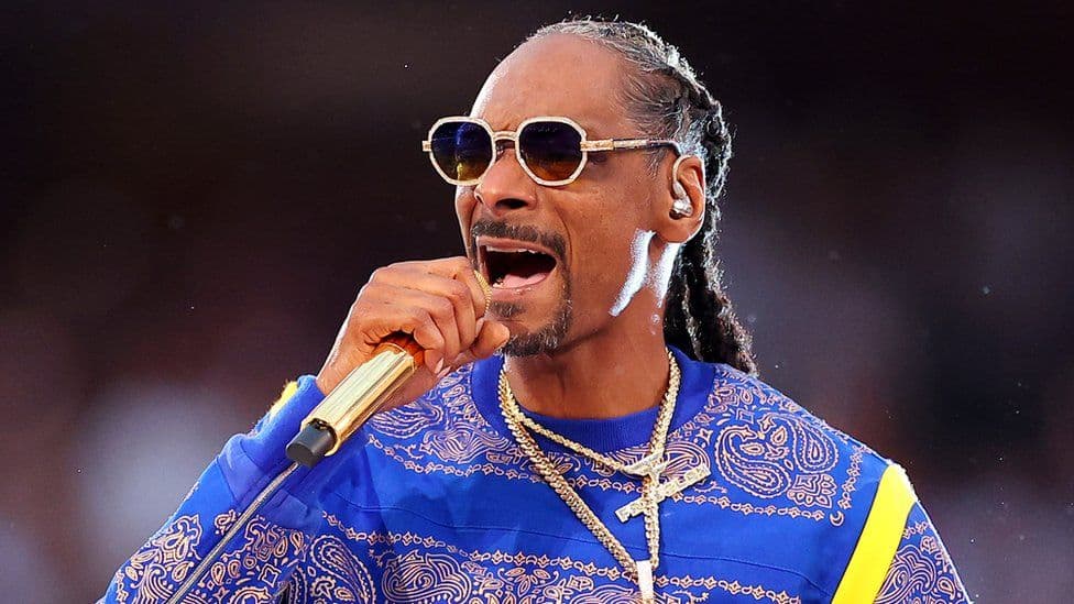 Snoop Dogg once auctioned a blunt for $10,000 at a charity event
