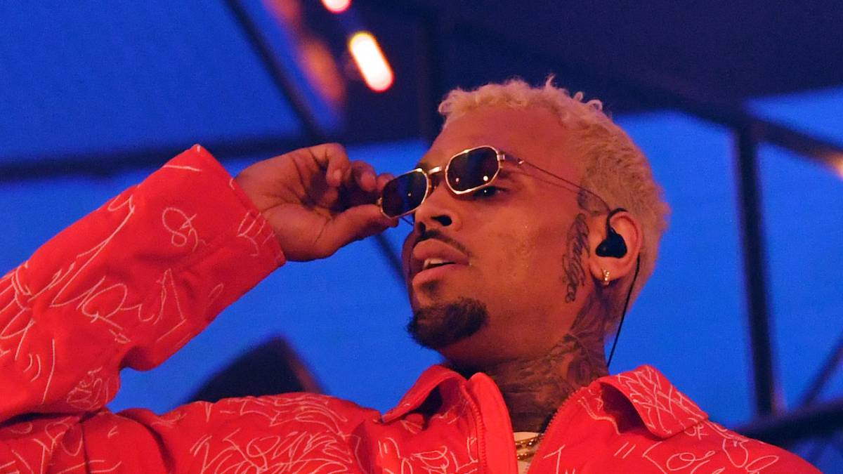 Chris Brown Says Late-Night City Walks Help Him Stay “Human” Amid Fame and Legal Troubles